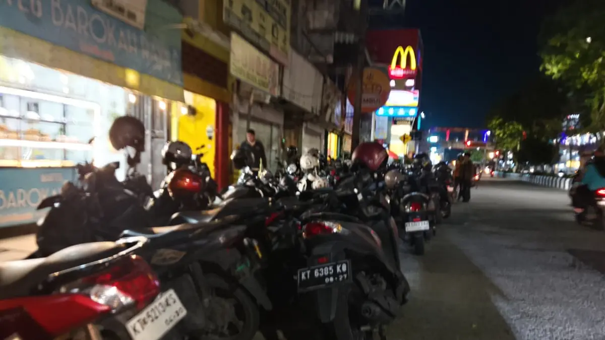 BEBAS PARKIR: Kawasan sekitar Balikpapan Plaza merupakan KTL. Namun kerap dijadikan lokasi parkir liar roda dua dan empat.