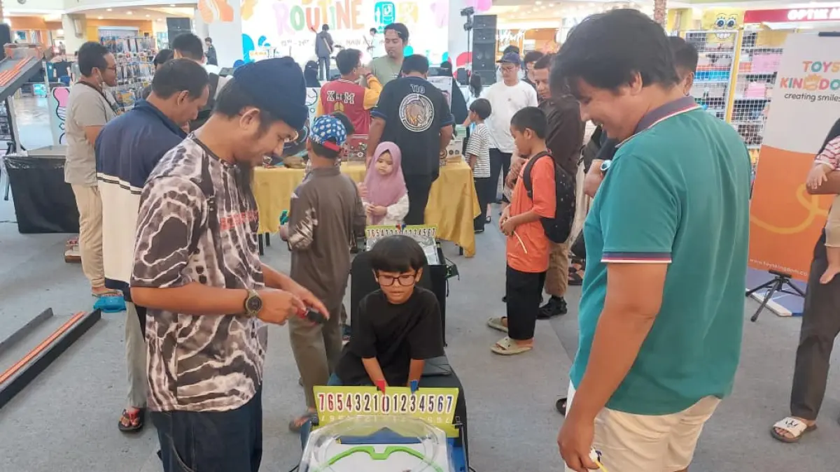 
BENTUK : Beyblade disebut Rezaldi (kanan) mampu bentuk mental sang anak. (FOTO OKTAVIA MEGARIA / KP)