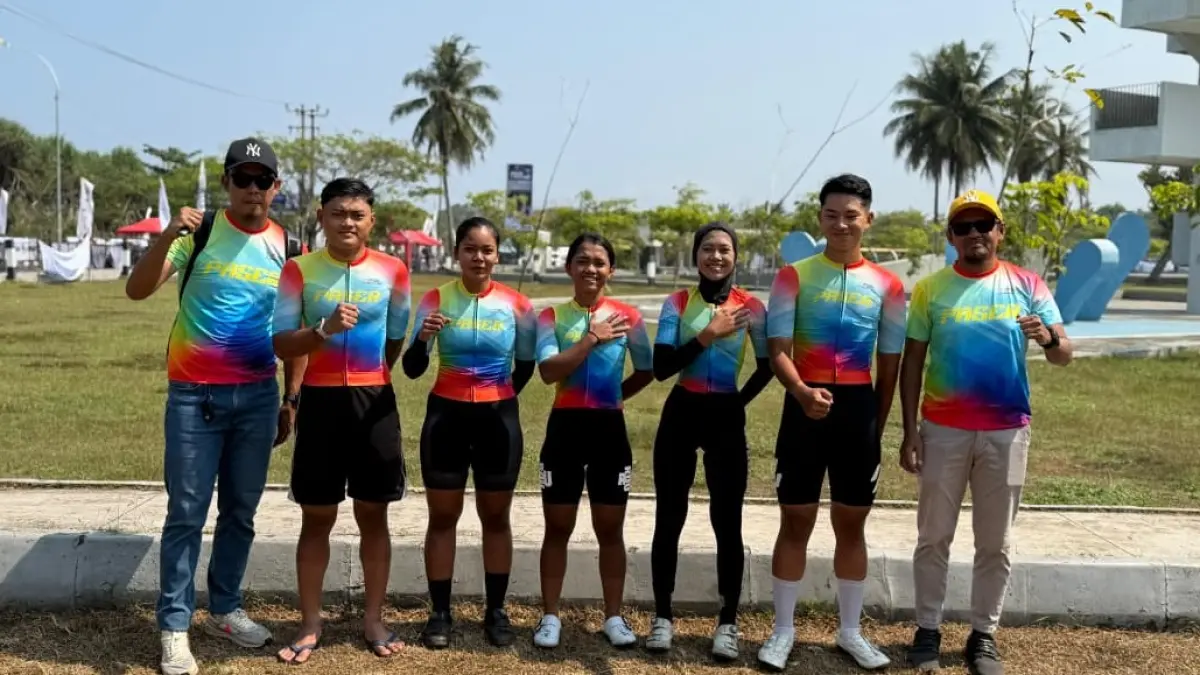 BERPRESTASI: Atlet sepeda Paser, Andini Putri Anastasya (tengah) mengabadikan momen bersama atlet Paser lainnya dan pengurus Indonesia Cycling Federation (ICF) Paser di Kabupaten Pangandaran, Jawa Barat. IST/KP