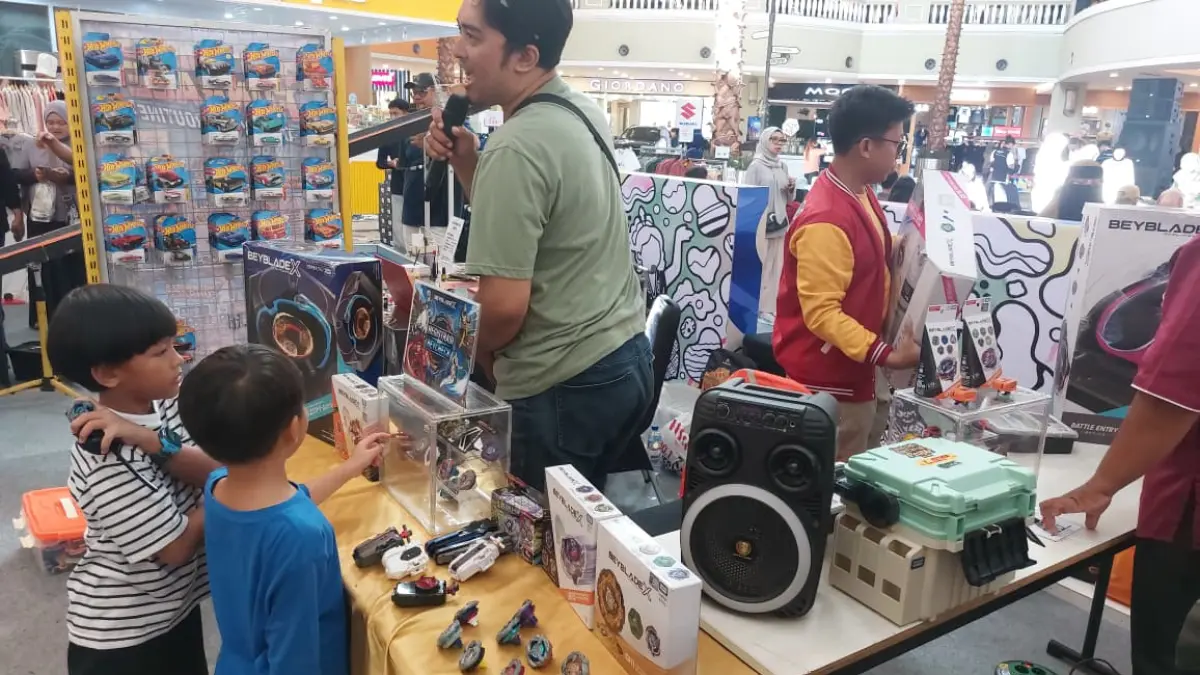 BEYBLADE : Komunitas mengenalkan Beyblade yang bisa dimainkan semua umur. (OKTAVIA MEGARIA/KP)