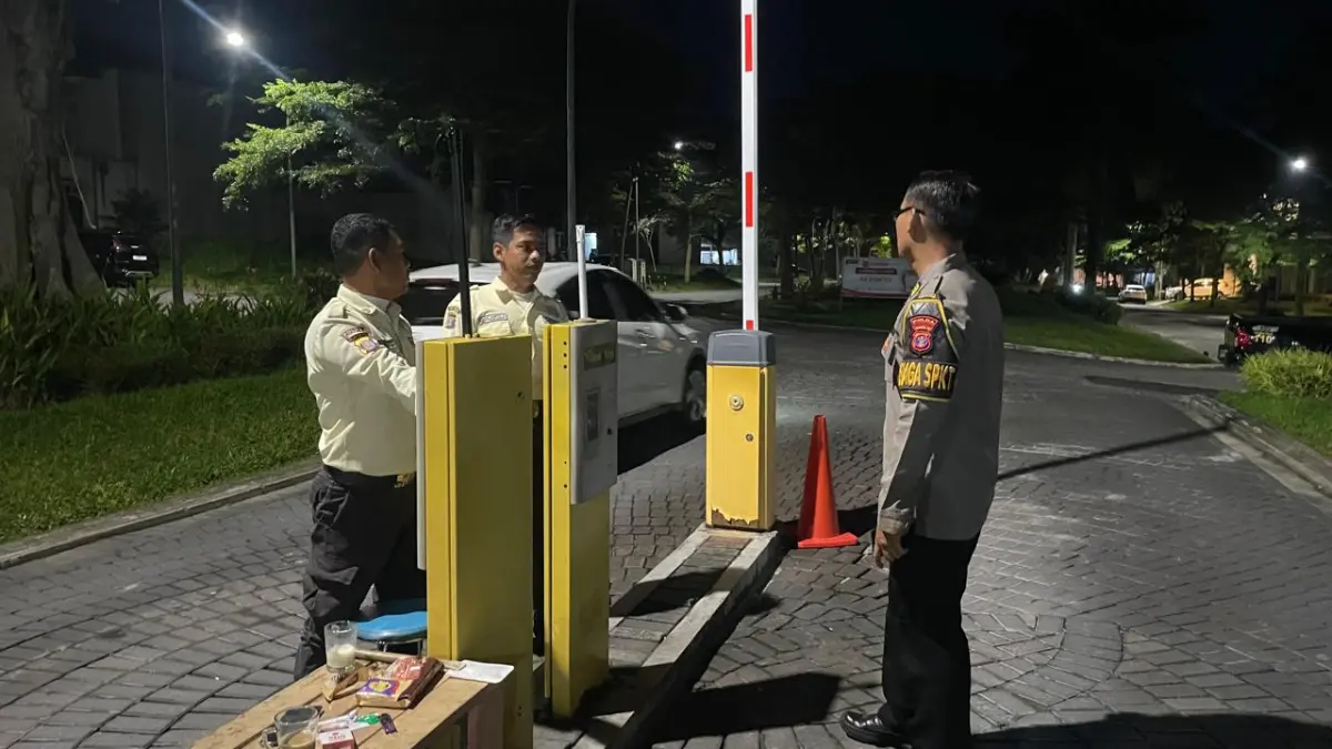 DIALOGIS: Patroli dialogis dilakukan SPKT Polda Kaltim, di antaranya memberi imbauan agar selalu meningkatkan kewaspadaan terhadap potensi gangguan keamanan.