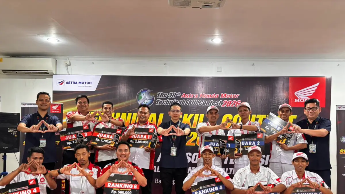 JUARA KONTES HONDA 2026: Para pemenang Astra Honda Motor Technical Skill Contest Regional Astra Motor Kaltim 1 2026 mengabadikan momen bersama setelah pengumuman juara di Balikpapan. IST/KP