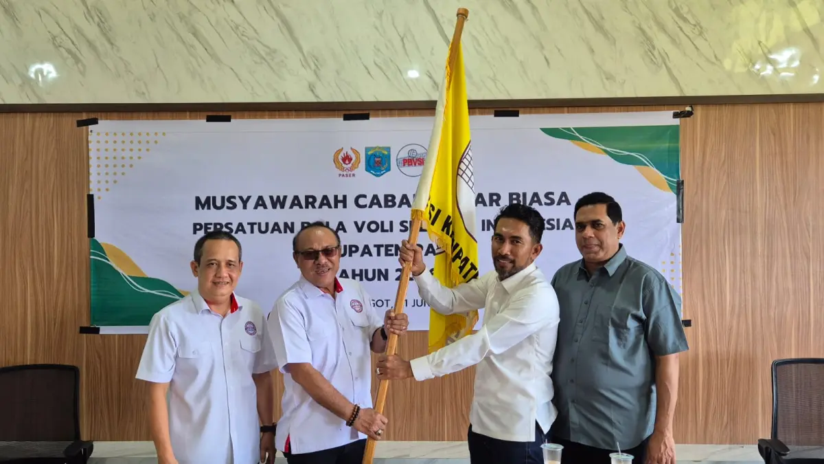 Ketua terpilih PBVSI Kabupaten Paser 2026-2030, Burhanuddin (dua kanan) bersama pengurus PBVSI Kaltim, Minggu (21/6/2026).&nbsp;