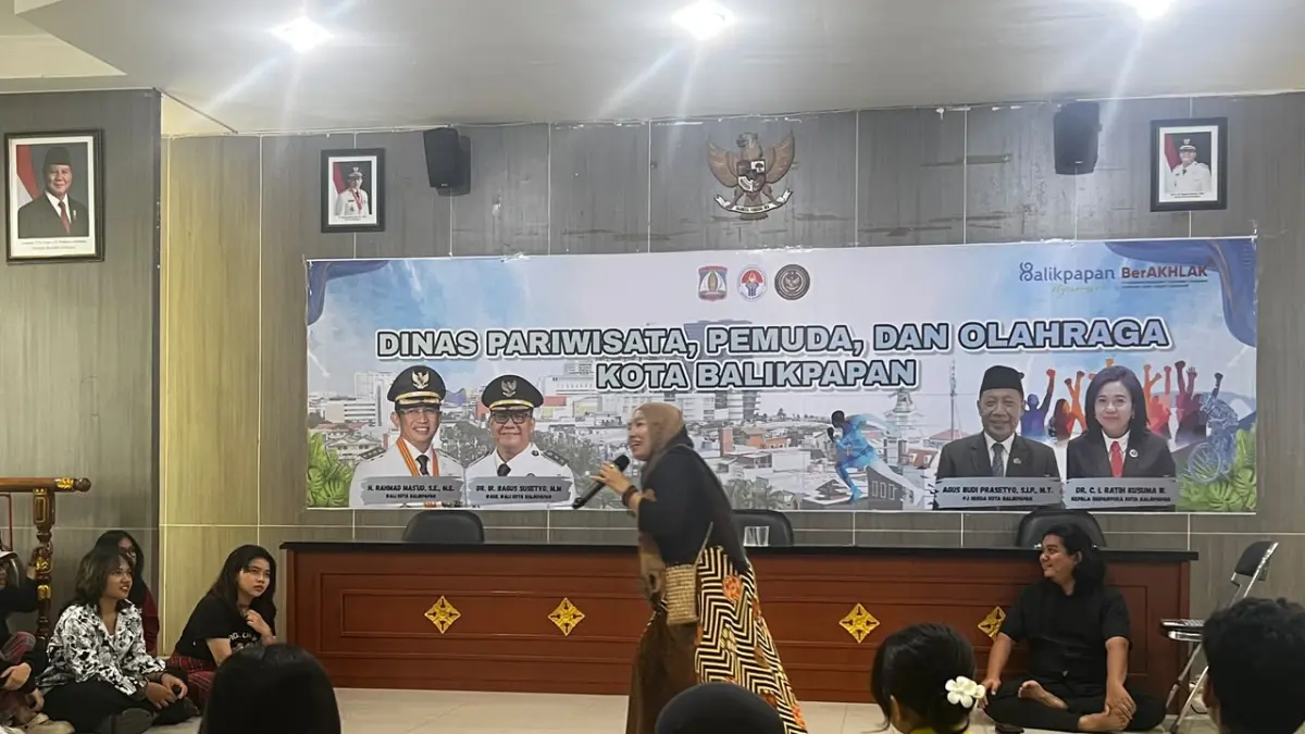 Pemuda Gebrak Seni di Aula Disporapar Balikpapan, menjadi ruang bagi generasi muda untuk mengembangkan kreativitas. Sekaligus menumbuhkan minat terhadap sastra dan seni di tengah pesatnya perkembangan teknologi digital. (NURON SETYA W/KALTIM POST)