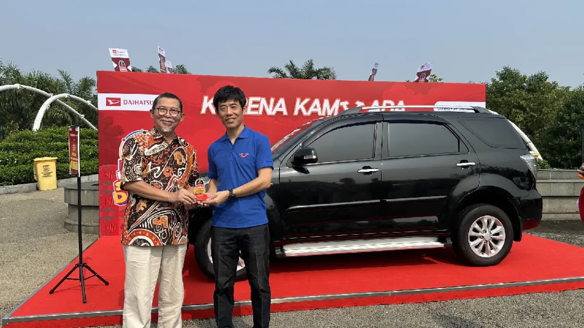 Penyerahan apresiasi Daihatsu kepada Bapak Mufti Petala Patria (kiri) sebagai pengguna setia Terios dalam acara Kumpul Sahabat Depok. (Foto: Istimewa)