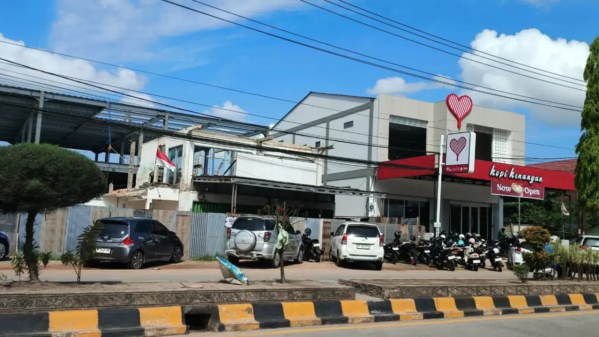 PERLU DITERTIBKAN: Parkiran pengunjung salah satu kafe di Jalan Yos Sudarso, Sangatta Utara, Kutai Timur, terlihat menggunakan trotoar dan kerap memakan bahu jalan. Jufriadi/KP