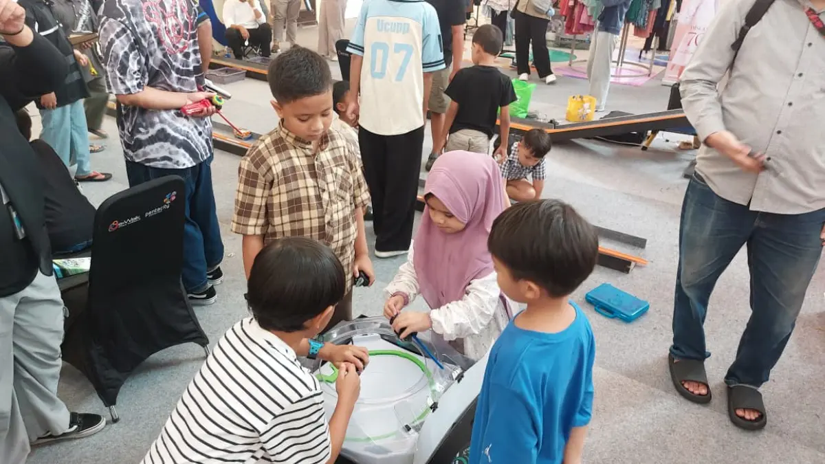 PERMAINAN: Kompetisi Beyblade berlangsung dua hari di Main Atrium e-Walk, BSB. OKTAVIA MEGARIA/KP