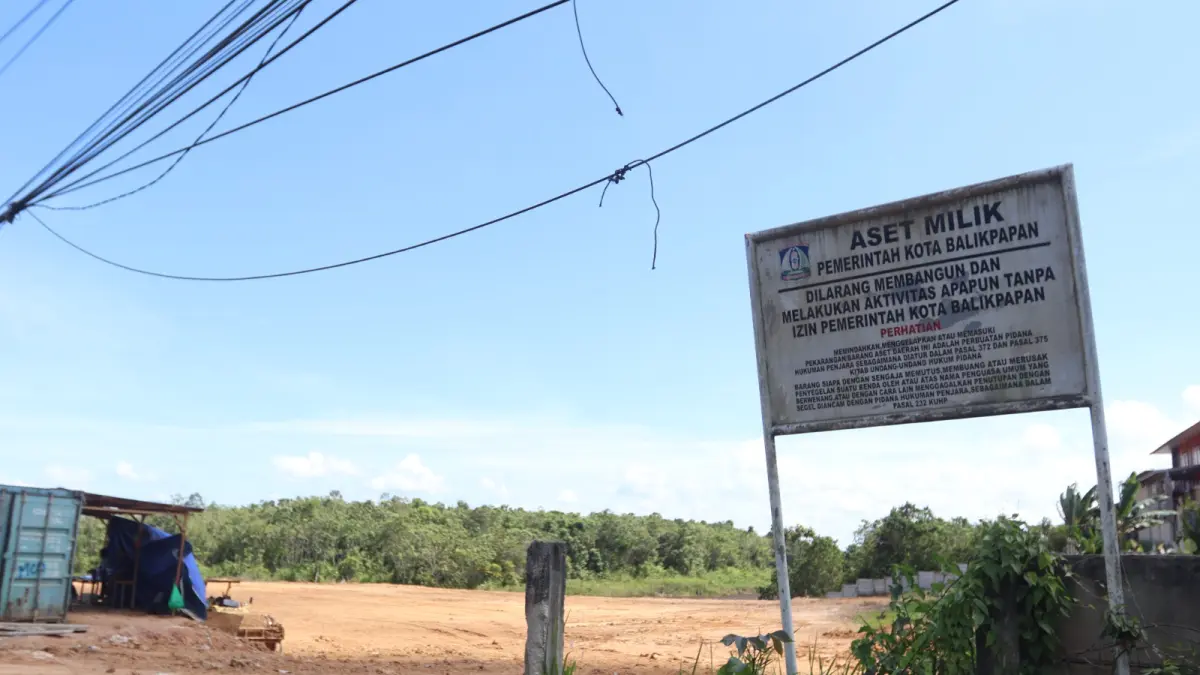 PROGRES DEPO KONTAINER: Aktivitas alat berat saat melakukan pematangan lahan (land clearing) proyek Depo Kontainer Balikpapan di kawasan Kariangau, Kalimantan Timur. ANGGI PRADITHA/KP