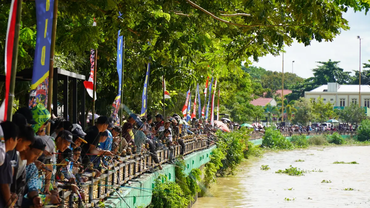 RAMAI: Ribuan peserta lomba mancing yang digelar Polres Paser memadati kawasang Taman Siring Kandilo, Minggu (21/6/2026). Najib/KP