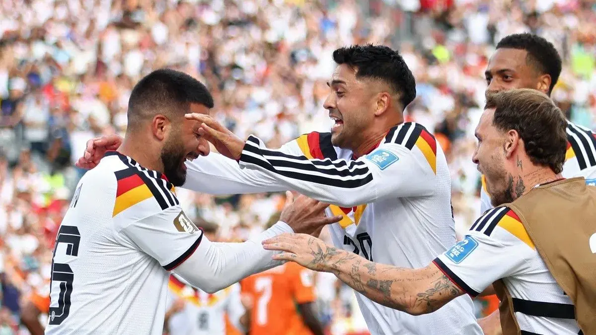 Selebrasi pemain Timnas Jerman setelah Deniz Undav berhasil mencetak gol kedua pada menit-menit akhir pertandingan melawan Pantai Gading. Gol ini memastikan kemenangan Die Nationalelf 2-1 sekaligus mengunci tiket ke babak 32 besar Piala Dunia 2026. (AFP/COLE BURSTON)