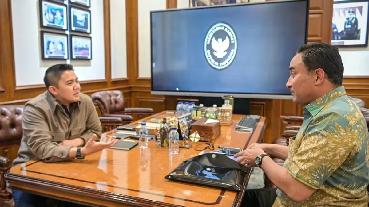 Seskab Teddy Indra Wijaya bertemu Kepala BNN Komjen Suyudi Ario Seto (Instagram/ @sekretariat.kabinet)
