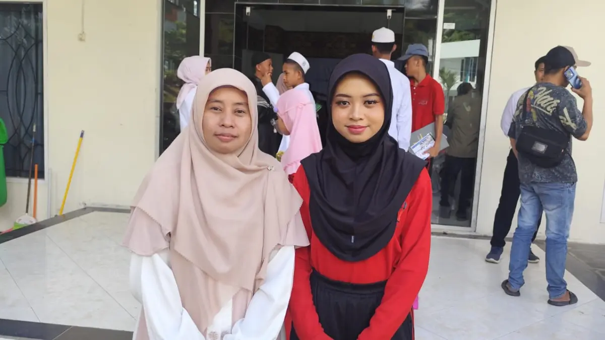TATAP MASA DEPAN: Haafizah Surya Zahraa (kanan) bersama ibundanya, Wina Uswatun Chasanah di sela Open House SRT 57 di kompleks BPVP Samarinda, Kecamatan Sungai Kunjang, Sabtu (20/3). (DENNY SAPUTRA/KP)