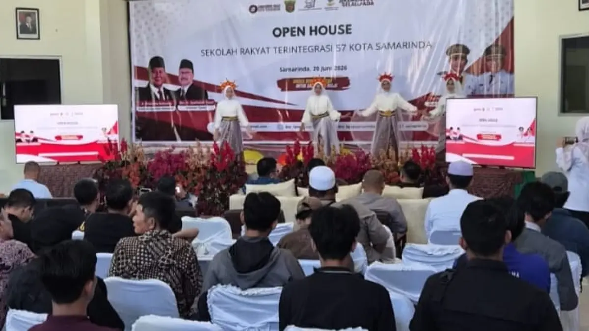 UNJUK BAKAT: Beberapa siswa SRT 57 menampilkan seni tari di hadapan orang tua dan tamu dalam rangkaian Open House, Sabtu (20/6). (DENNY SAPUTRA/KP)