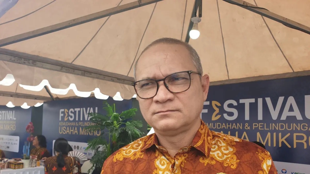 TARGET INVESTASI: Kepala DPMPTSP Balikpapan, Hasbullah Helmi, saat memberikan keterangan terkait realisasi triwulan I dan target investasi Balikpapan tahun ini yang dipatok sebesar Rp22 triliun di tengah tantangan ekonomi global. (FOTO: DINA ANGELINA/KP)