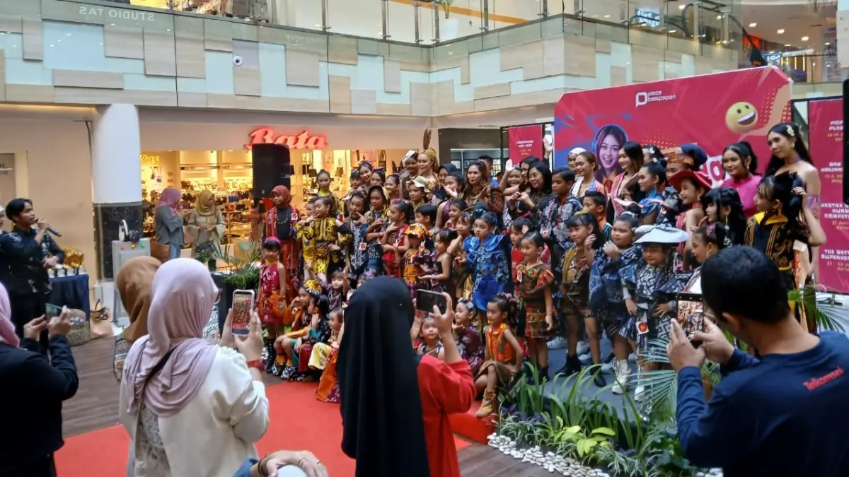 ANTUSIAS: Lebih dari 100 peserta dari Kalimantan ramaikan Wastra Borneo Runway di Plaza Balikpapan yang menampilkan fashion berbasis budaya lokal.