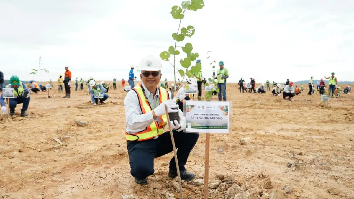 Arief Widhartono, Direktur Operasional dan HSE PT Berau Coal, saat melakukan penanaman serentak di Site Gurimbang. (IST)