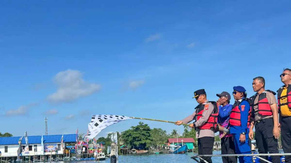 BALAP SPEEDBOAT: Wakapolres PPU, Kompol Roganda, mengangkat bendera tanda dimulainya lomba balap speedboat memeriahkan Hari Bhayangkara ke-80 tahun 2026.(humas polres ppu)