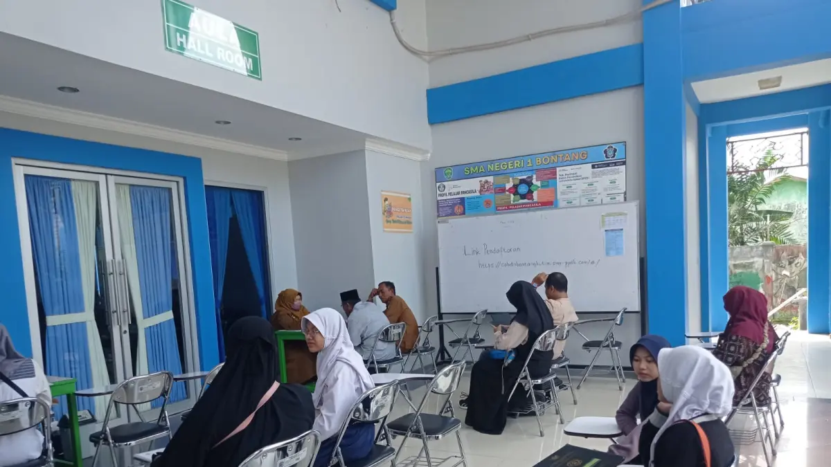 BEREBUT: Calon murid baru akan mendatangi sekolah jenjang atas atau kejuruan di Bontang pada hari pendaftaran pertama. (ADIEL KUNDHARA/KP)