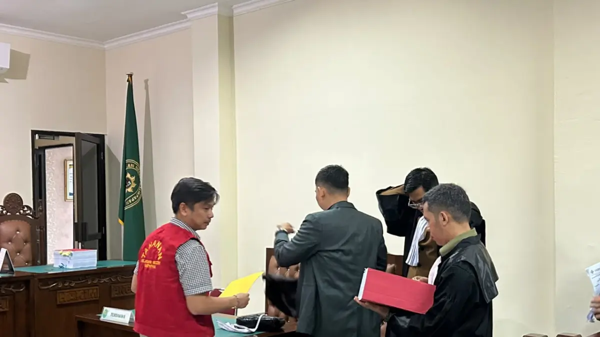 BERSIKERAS BUKAN PENIPUAN: Terdakwa kasus dugaan penipuan dan penggelapan Rp20 miliar kasus solar Handy Aliansyah berdiskusi dengan kuasa hukumnya di sela sidang pledoi di PN Balikpapan, Senin (22/6). 