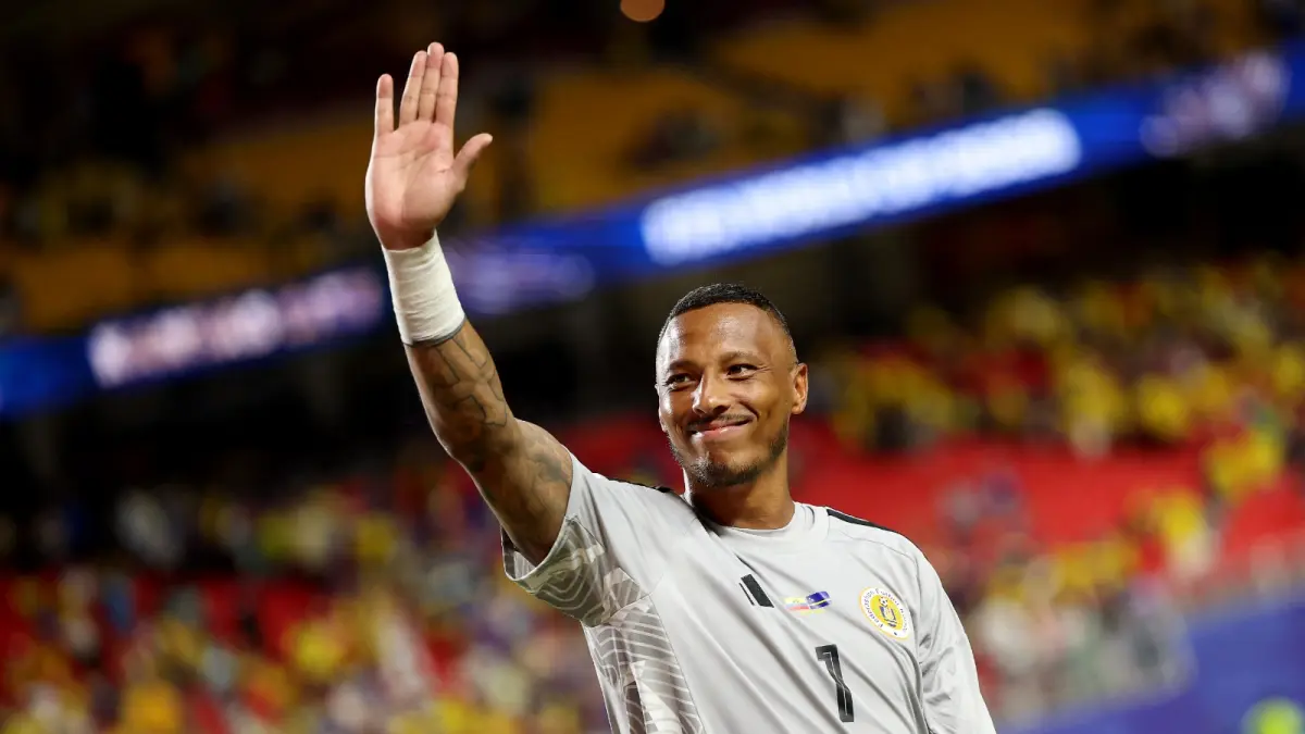 Eloy Room menyapa suporter Curacao setelah laga melawan Ekuador. (CHARLOTTE WILSON/AFP)