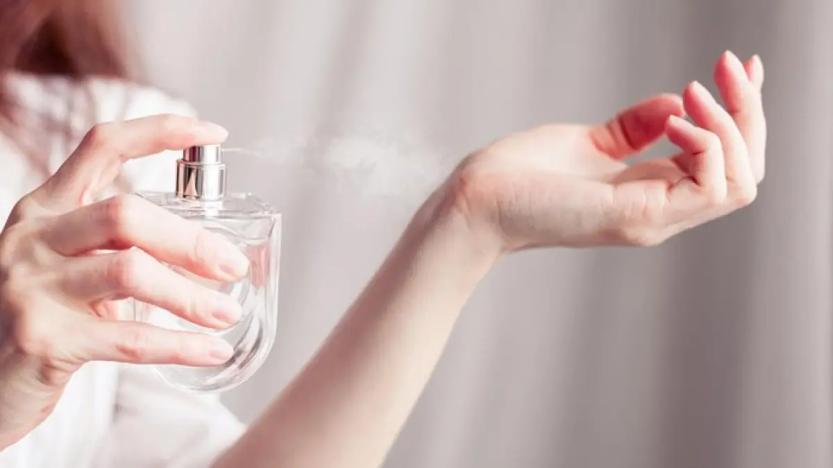 Ilustrasi pakai parfum.