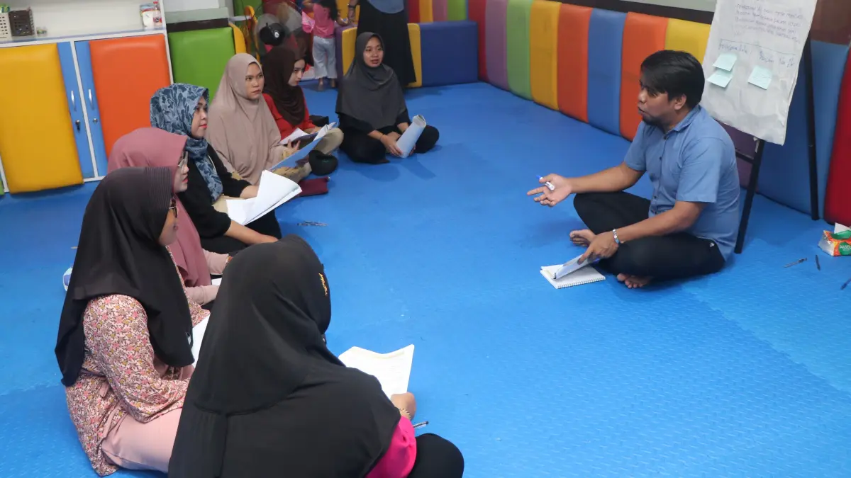 Kosyim saat melakukan pengasuhan anak dan edukasi keluarga di Rumah Anak SIGAP Loa Pari, Kukar.