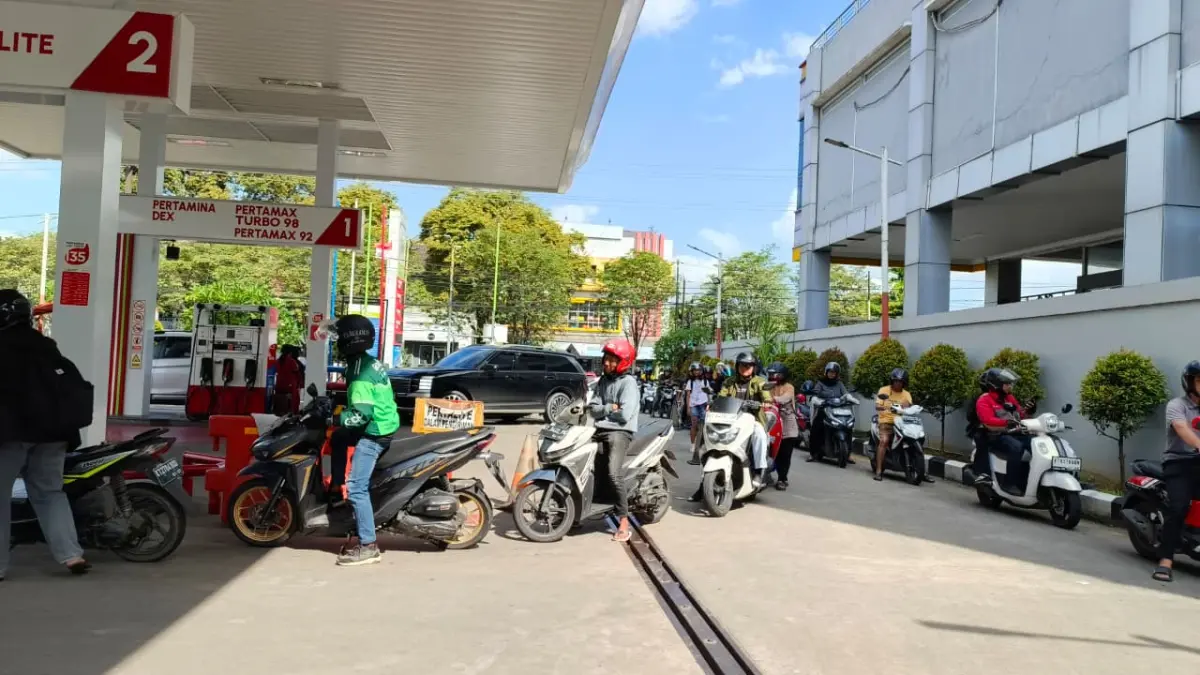 MENGULAR: Masyarakat rela mengantre panjang di SPBU untuk mendapatkan Pertalite di tengah kenaikan harga Pertamax.