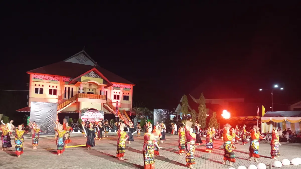 MERIAH: Puluhan penari menampilkan tarian dalam launching Karya Cipta Tari Kolosal. (IST)