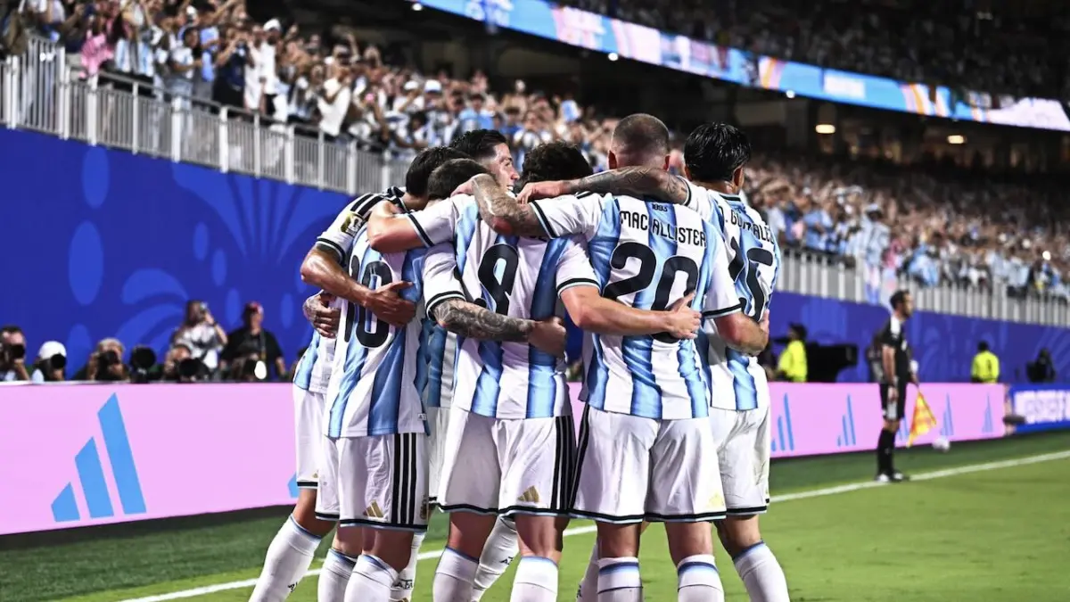 Para pemain Argentina merayakan gol ketiga ke gawang Aljazair di Arrowhead Stadium, Kansas City (17/6) diiringi lagu selebrasi pilihan.

