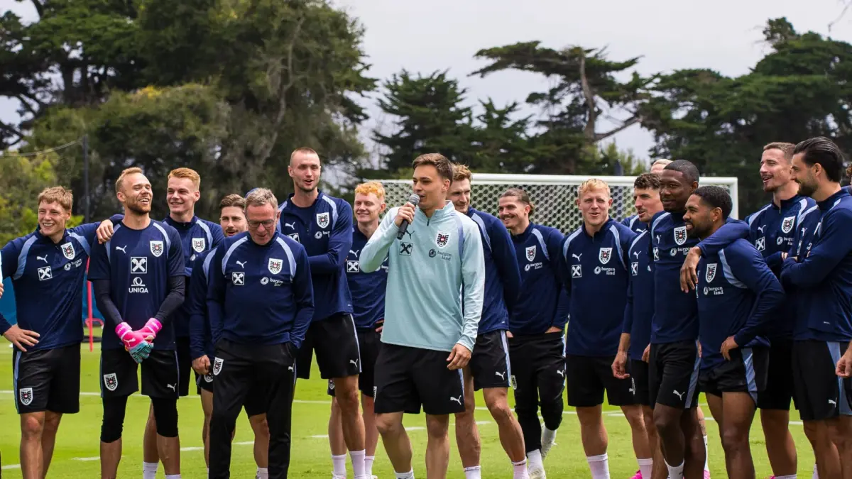 Para pemain Austria bercanda dalam sesi latihan di Stadion Harder, Santa Barbara, California, pada 6 Juni lalu. (SANTA BARBARA NEWS-PRESS)