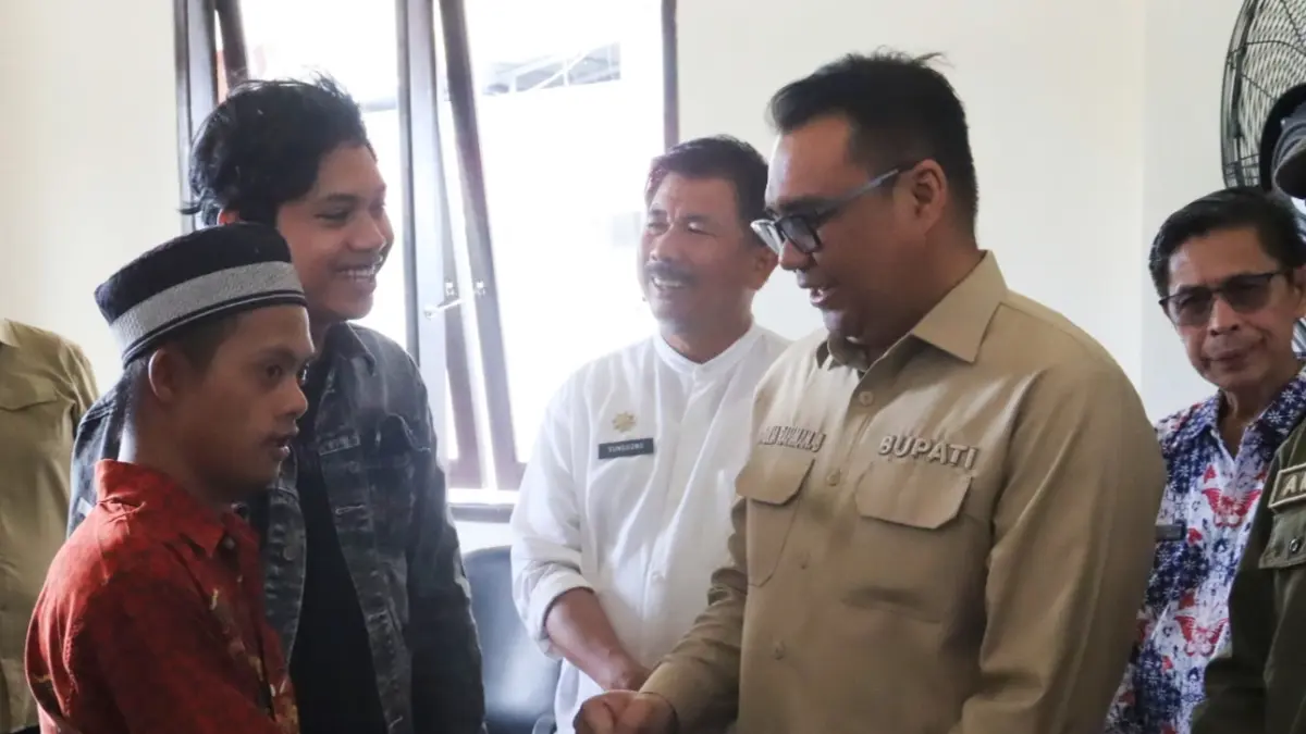 PEDULI: Penyerahan bantuan oleh Bupati Kukar Aulia Rahman Basri secara simbolis di Balai Pertemuan Umum Gas Alam, Muara Badak.