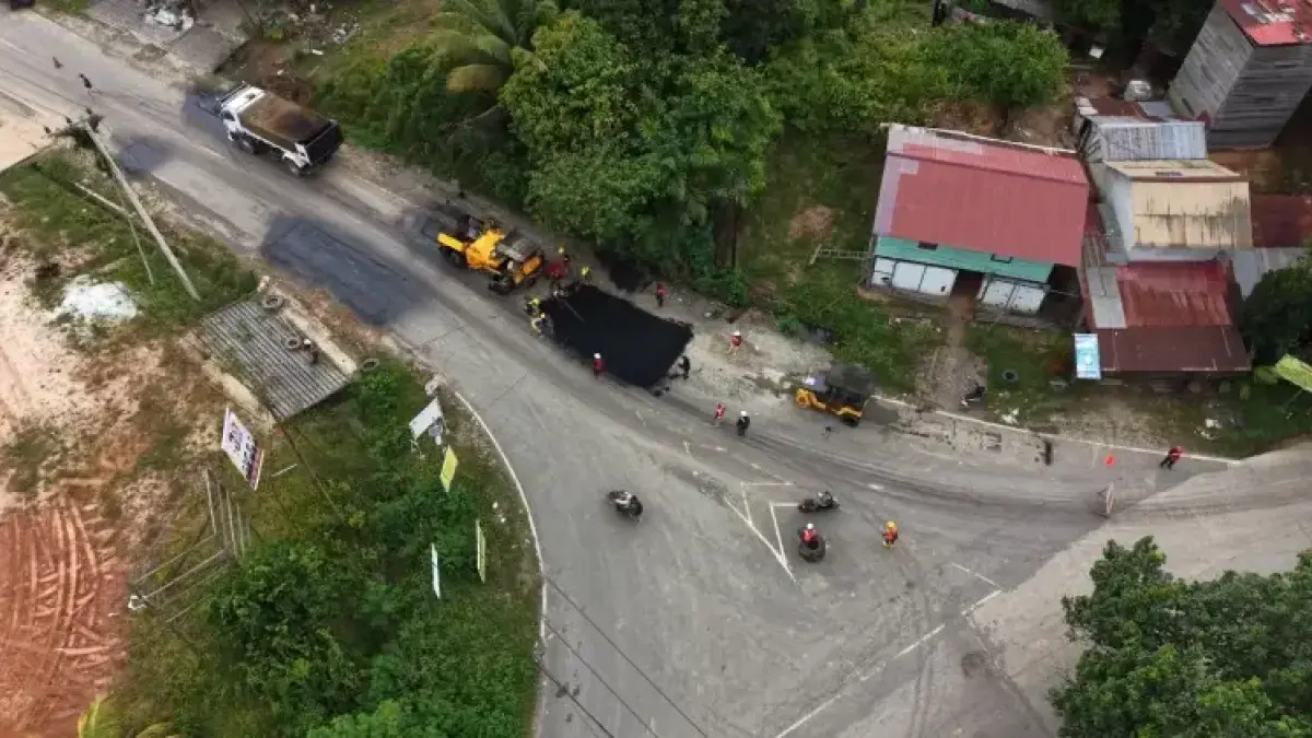 Pekerja melakukan pengecoran beton pada ruas Simpang Blusuh-Batas Kalteng. Proyek jalan Kaltim-Kalteng senilai Rp183 miliar ini ditargetkan meningkatkan konektivitas dan memperlancar distribusi logistik antarprovinsi. (kaltimprov.go.id)
