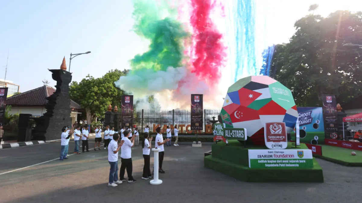 PELUNCURAN: Asap warna-warni mewarnai peluncuran Women’s Soccer Trilogy 2026 di Kudus, rangkaian pembinaan sepak bola putri menuju level nasional dan internasional. (Foto: Istimewa)