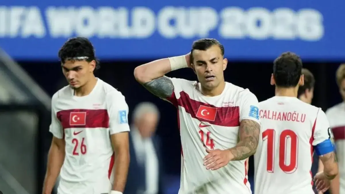 Pemain Timnas Turki menunjukkan kekecewaan usai dipastikan tersingkir dari Piala Dunia 2026. (FOTO: IST)