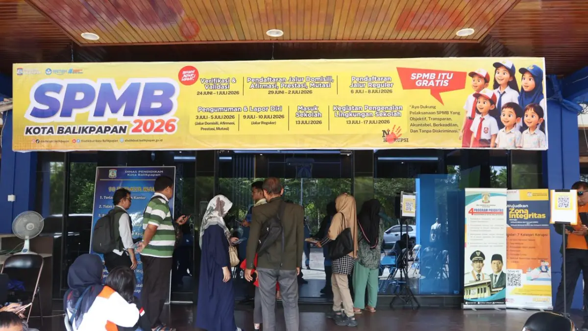 PENGAWASAN: Suasana koordinasi di Kantor Disdikbud yang masih membuka pelayanan jelang pelaksanaan verifikasi dan validasi yang berlangsung Rabu (24/6). ANGGI PRADITHA/KP
