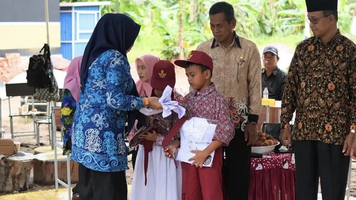 Program seragam gratis bagi peserta didik baru SD dan SMP akan dibagikan. (FOTO IZZA/BP)