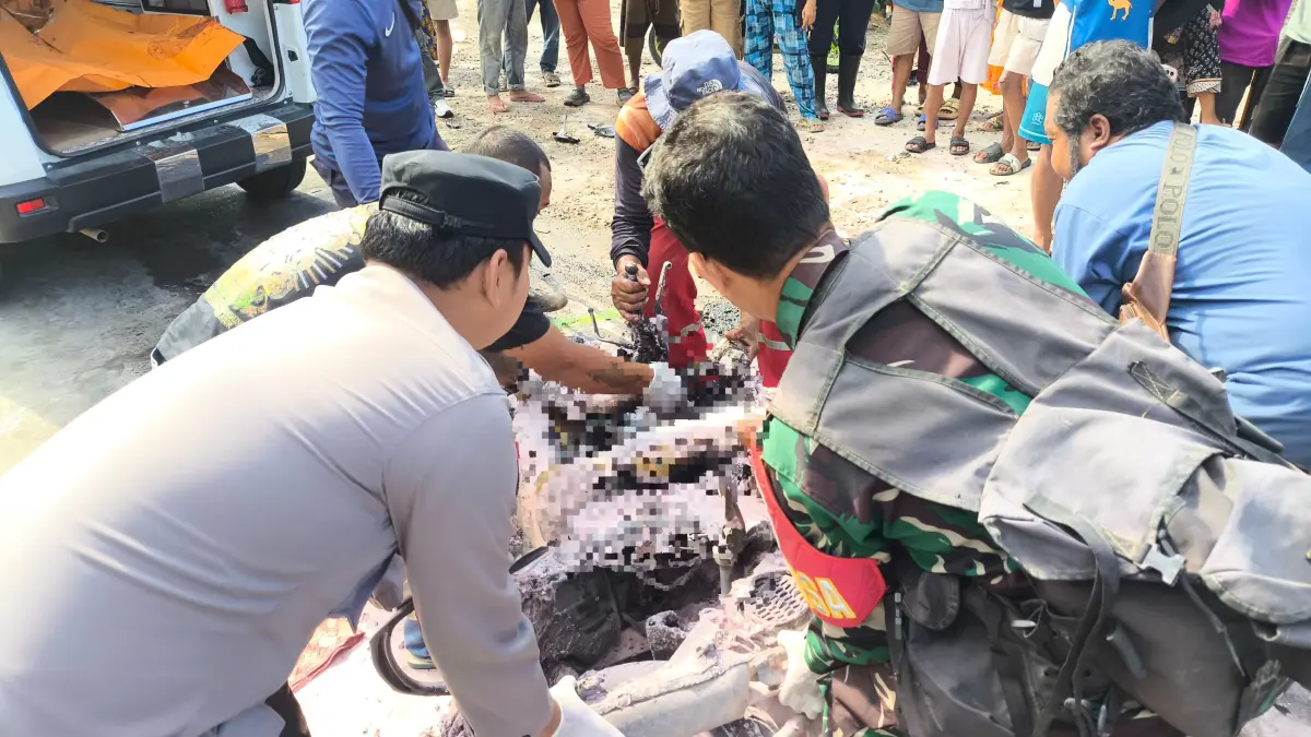 Puing sisa kendaraan roda dua jenis Honda Genio dan Yamaha Vixion yang hangus terbakar pasca-terlibat kecelakaan lalu lintas maut di dekat Simpang Perdau, Jalan Poros Bengalon–Sangatta, Desa Sepaso Selatan, Senin (22/6).