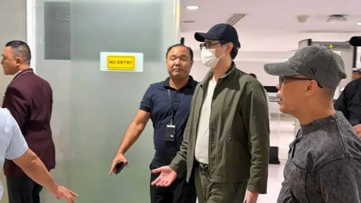 Richard Muljadi saat diamankan pihak berwajib di Bandara Soetta, Tangerang, Sabtu (20/6/2026). (keuangannews_id/X)