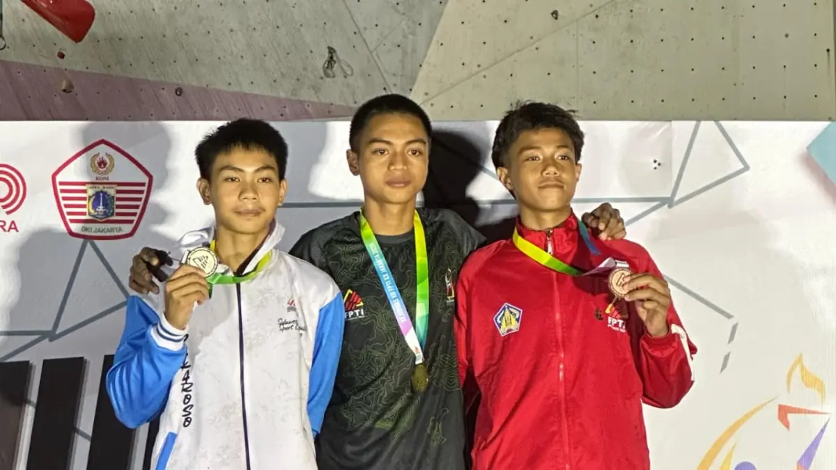 Rizky Sholeh Akbar (tengah) menunjukkan medali emas nomor Lead U-17 Putra yang diraihnya pada Kejuaraan Nasional Panjat Tebing Kelompok Umur XX FPTI 2026 di Jakarta, Sabtu (21/6). 