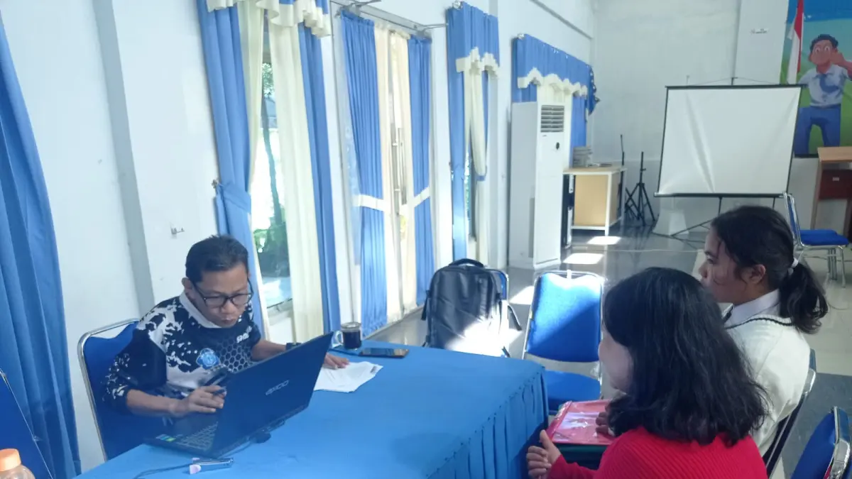 SERAHKAN BERKAS: Dokumen penunjang dilampirkan calon murid baru jenjang SMA dan SMK pada masa pra pendaftaran SMPB sebelumnya. (ADIEL KUNDHARA/KP)