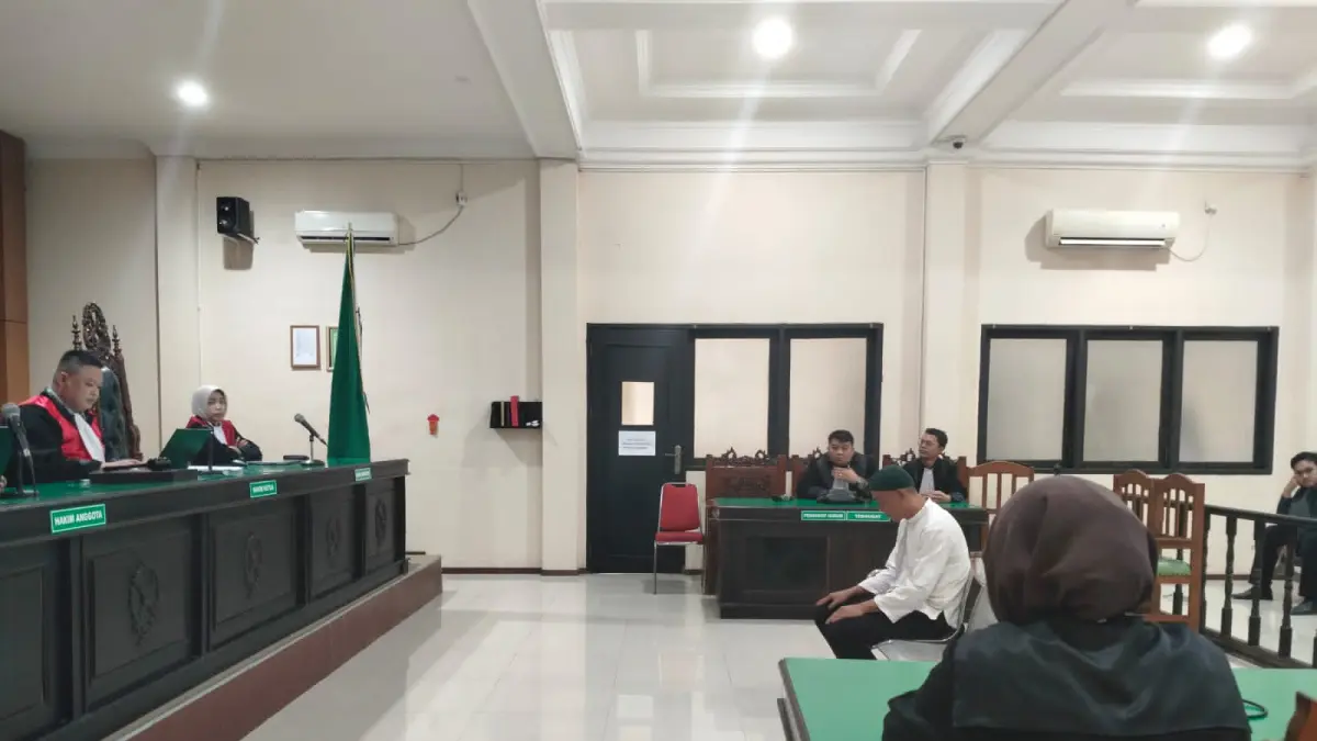 Terdakwa terakhir dalam perkara korupsi penyertaan modal PT BKS, Alamsyach saat mendengarkan putusan. (Bayu/KP)