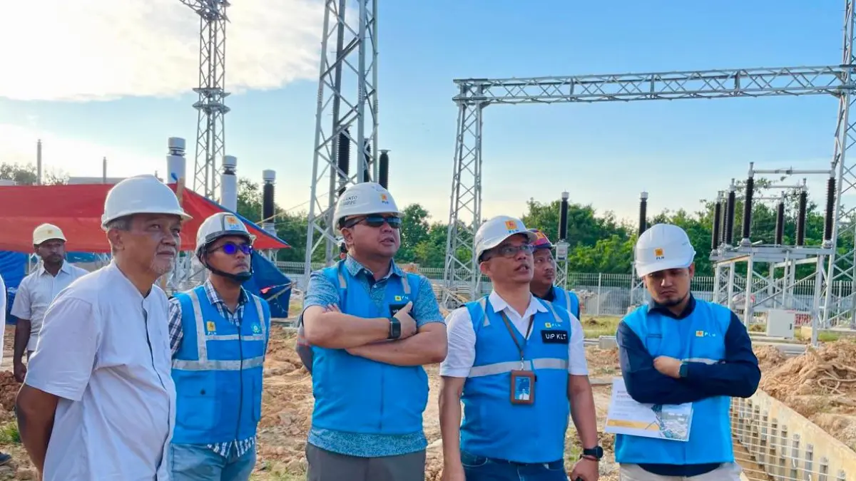 TURUN LAPANGAN: General Manager PLN UIP KLT, Dewanto&nbsp; (tengah), didampingi jajaran manajemen saat melakukan tinjauan lapangan ke Gardu Induk (GI) 150 kV Bontang Lestari di Bontang.