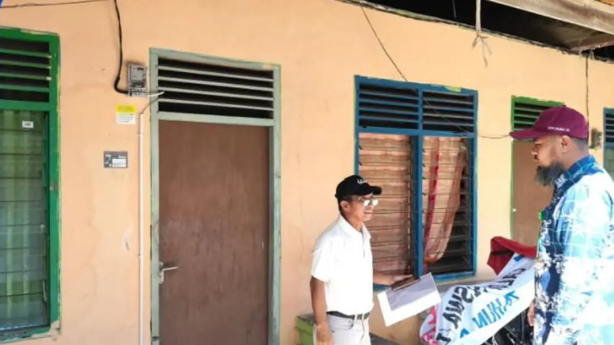 TURUN LAPANGAN:&nbsp;Tim Bagian PSDA Setkot Bontang memverifikasi data terkait permohonan Bantuan Pasang Baru Listrik (BPBL). (ADIEL KUNDHARA/KP)
