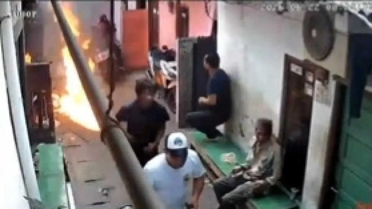 Aksi pelemparan bom molotov salah sasaran terkena ibu dan anak di Jalan Mandiri II, Rawabadak Utara, Koja, Jakarta Utara, Senin (22/6/2026). (@Spt_Nusantara/X) 