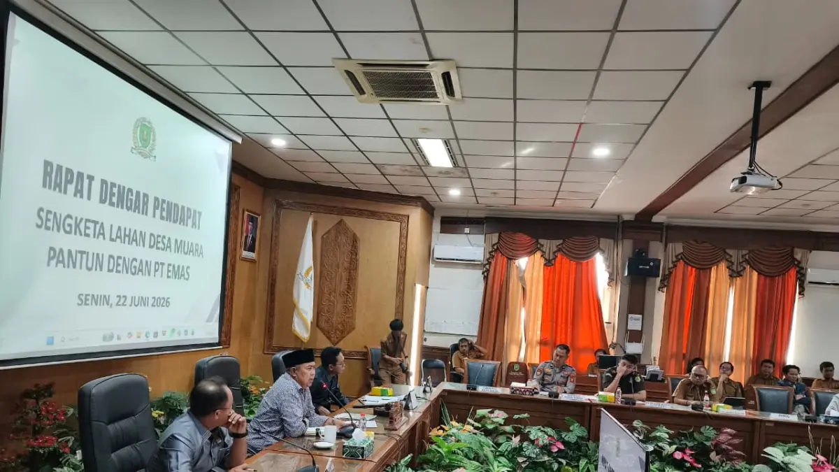 ASPIRASI: Rapat dengar pendapat yang digelar DPRD Kutai Timur membahas sengketa lahan antara warga Desa Muara Pantun, Kecamatan Telen, dengan PT EMAS, Senin (22/6). (JUFRIADI/KP)