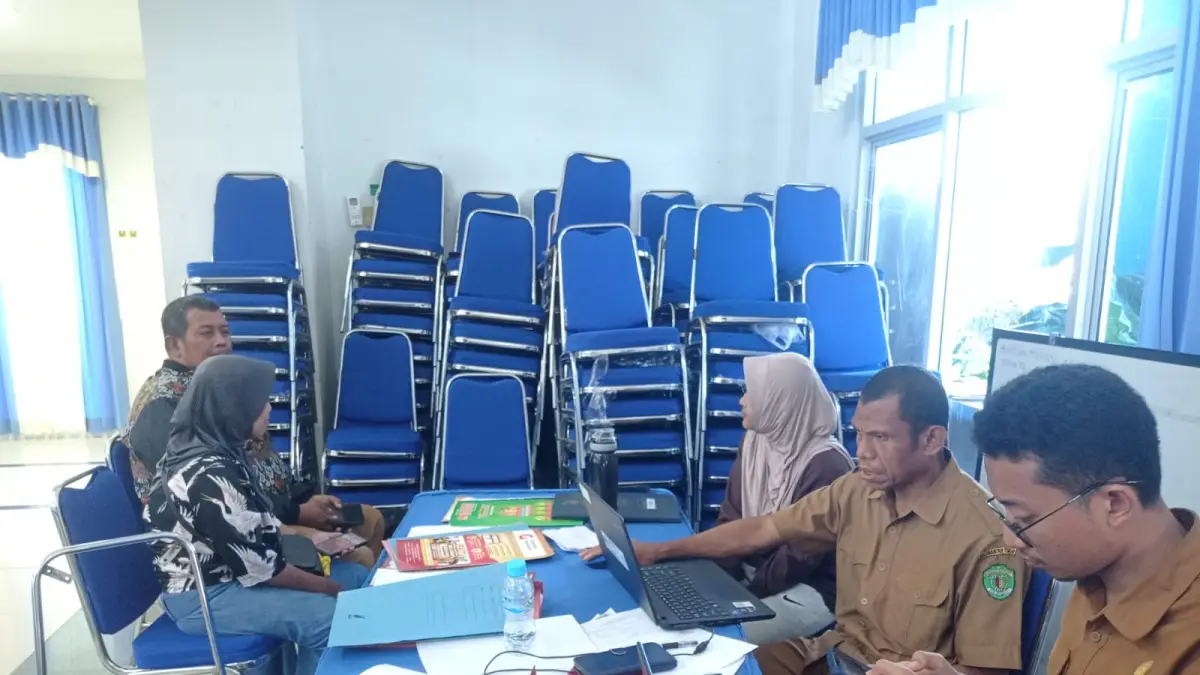 BERSIAGA: Operator SMA 1 Bontang melakukan pengecekan terhadap pendaftar yang telah masuk sistem aplikasi SPMB. (ADIEL KUNDHARA/KP)