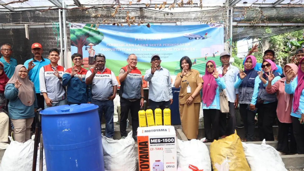 BINA PETANI: Pertamina Patra Niaga Kalimantan menyerahkan sejumlah bantuan sarana pertanian kepada kelompok tani binaan berupa alat semprot, perlengkapan pemupukan, serta bahan pendukung untuk memperbaiki kualitas tanah.