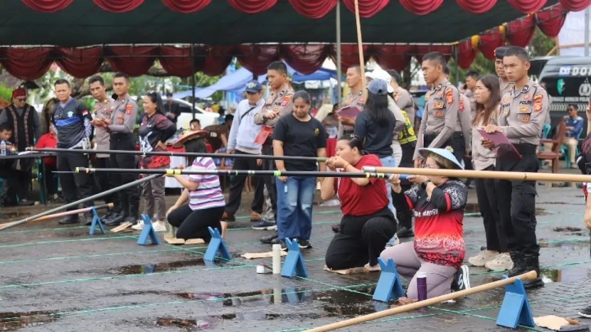 BUDAYA: Lomba menyumpit yang digelar Polres Kutai Barat dalam rangka sambut HUT Bhayangkara ke- 80.