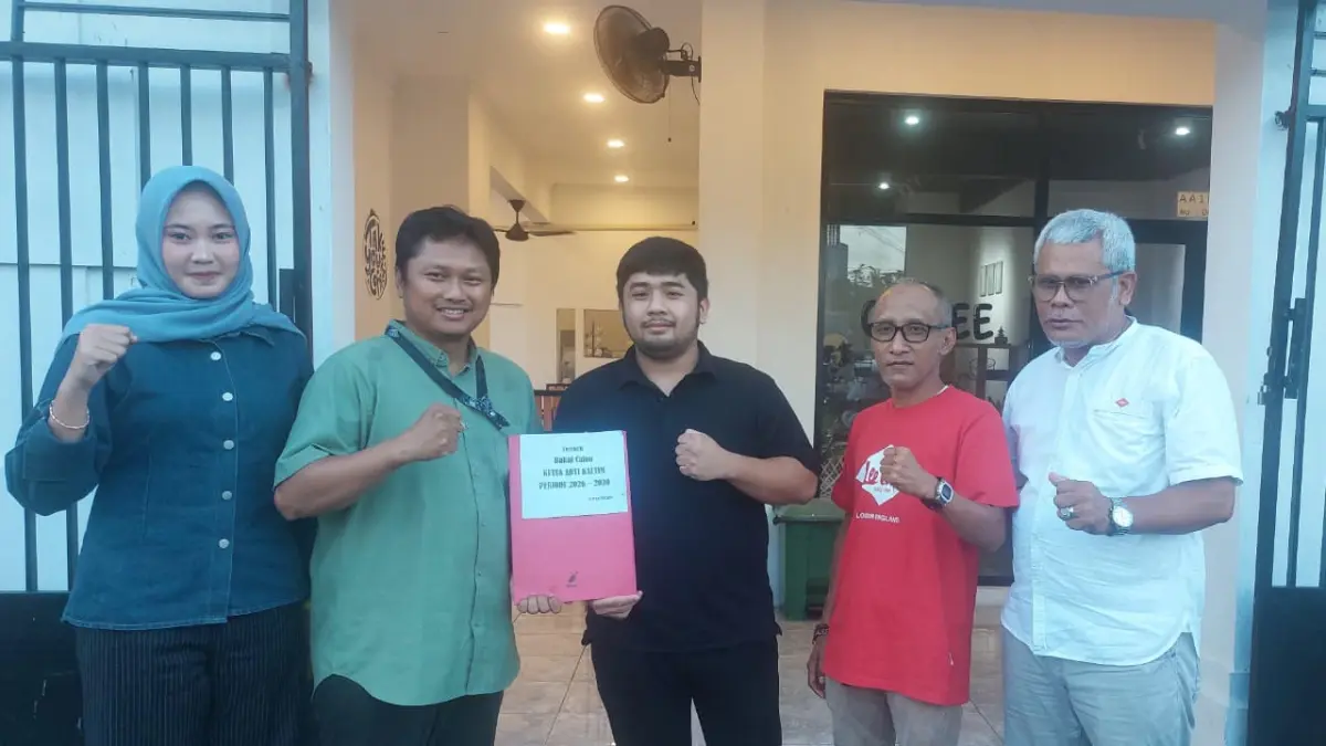 CALON TUNGGAL: Yarpan Hakim (tengah) resmi jadi satu-satunya calon yang mengembalikan berkas jelang pemilihan ketua Asosiasi Bola Tangan Indonesia (ABTI) Kaltim. (OKTAVIA MEGARIA/KP)