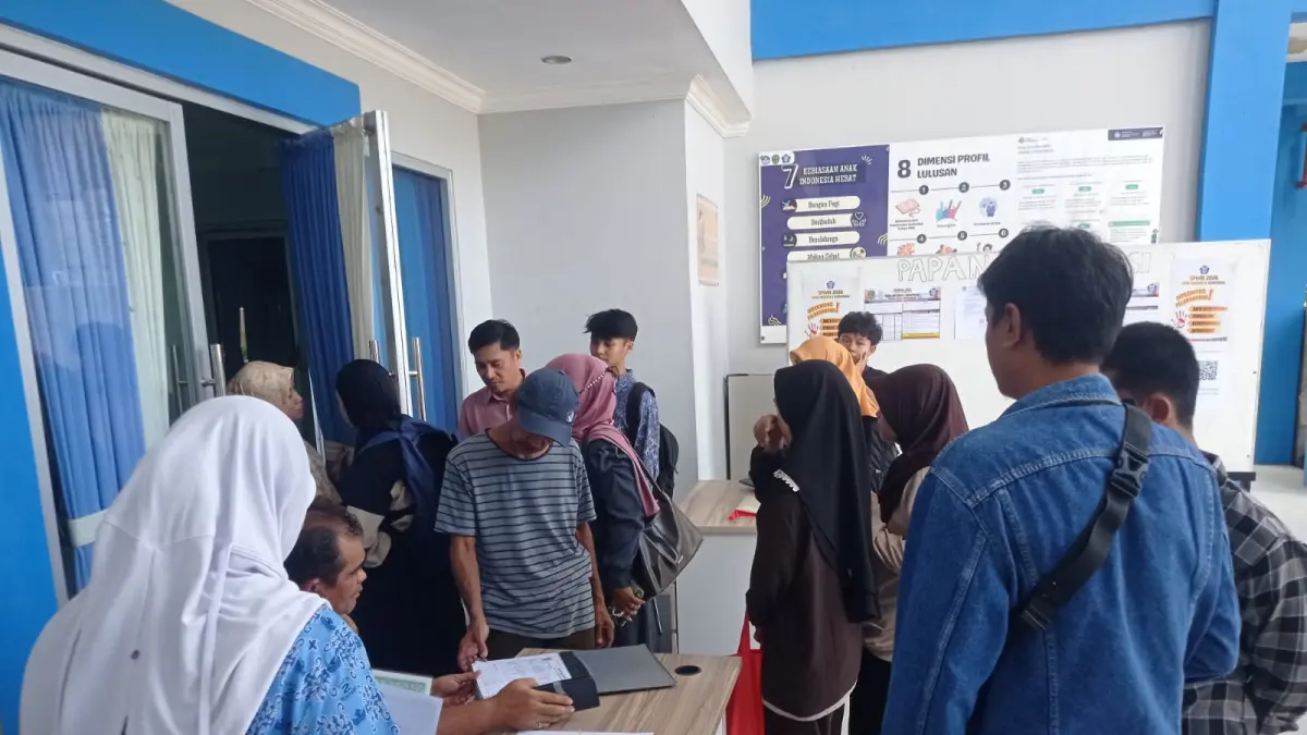 CARI INFORMASI: Sejumlah calon siswa baru mendatangi aula SMA 1 Bontang menanyakan kendala terkait proses pendaftaran pada SPMB tahun ini. (ADIEL KUNDHARA/KP)